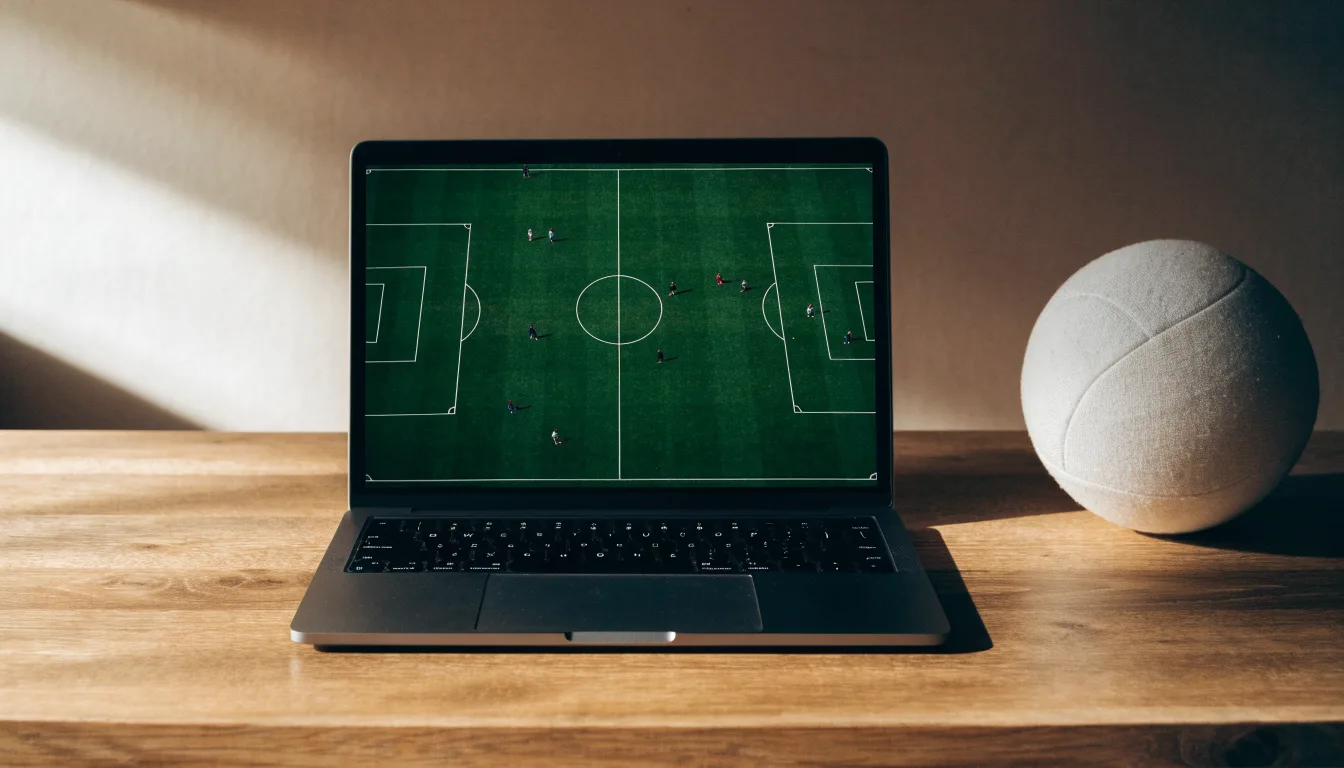 Eine Weltkarte aus Holz hängt an einer Wand, davor liegt ein Fußball auf einem Regal, ohne erkennbare Beschriftung.